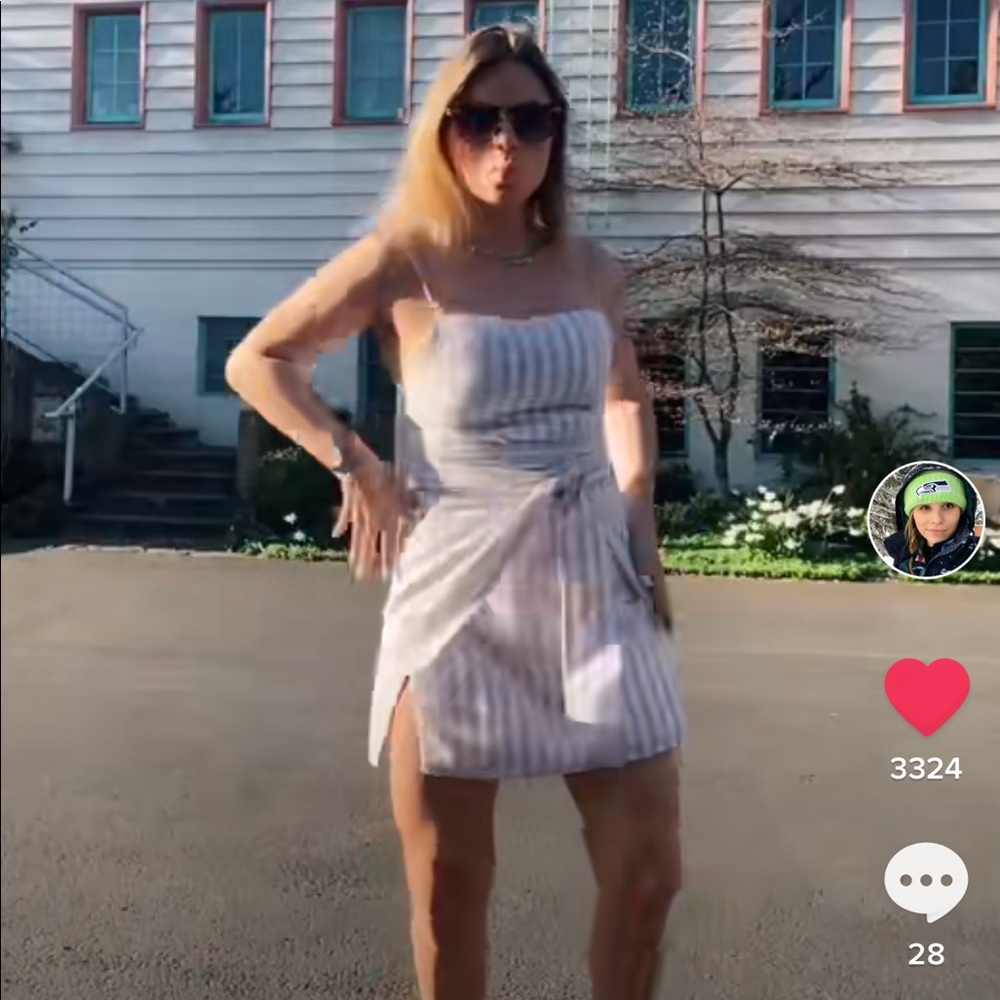 ISO ISO ISO THIS DRESS!! - Picture 2 of 3